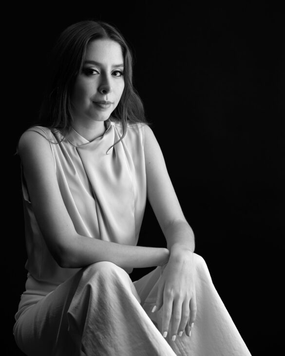 Mujer sentada con fondo negro