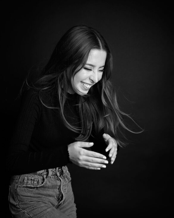 Joven mujer riendo a carcajadas