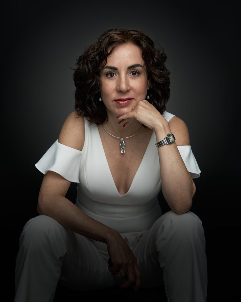 Cristy Palacios Studio Fotográfico setnada recargada sobre su mano